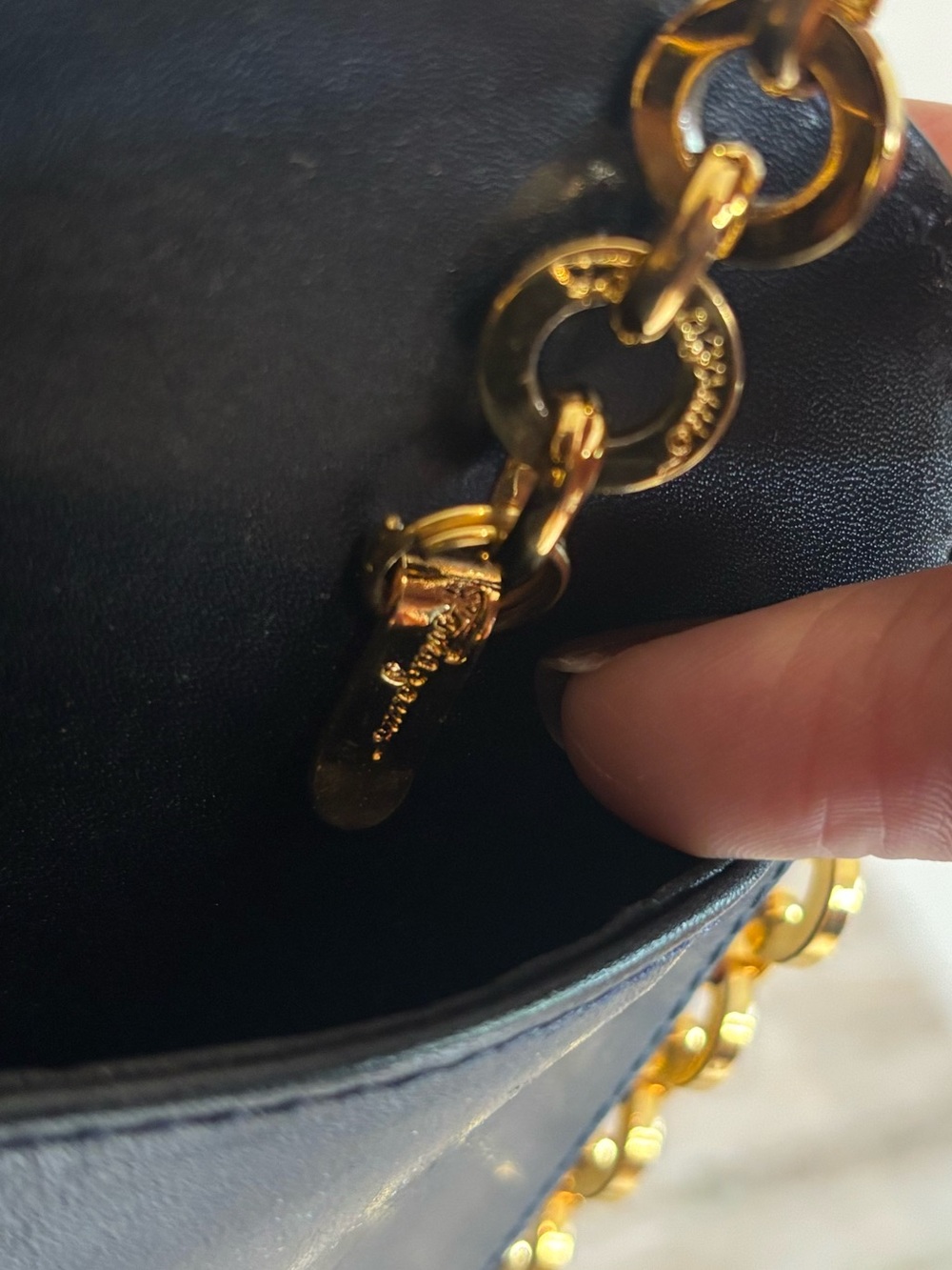 Salvatore Ferragamo Vintage Gancini Black Leather Chain Shoulder Bag Gold Italy - Picture 10 of 16